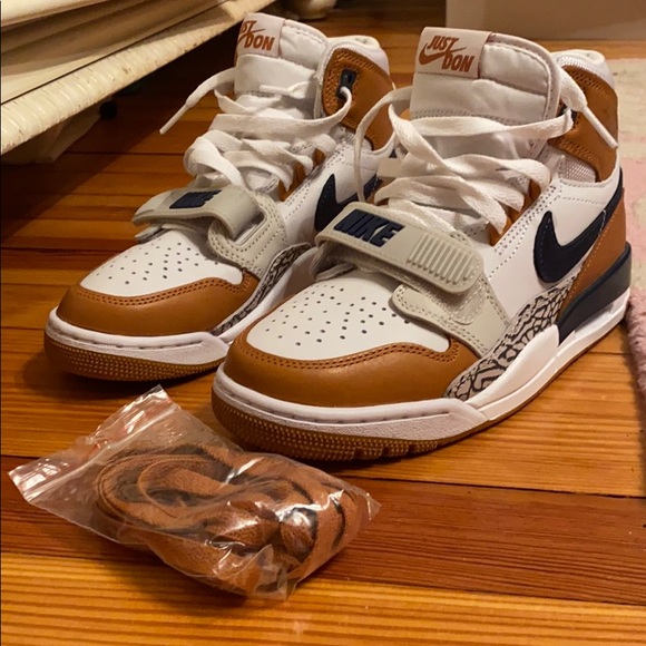 Never worn nikes - Picture 2 of 4